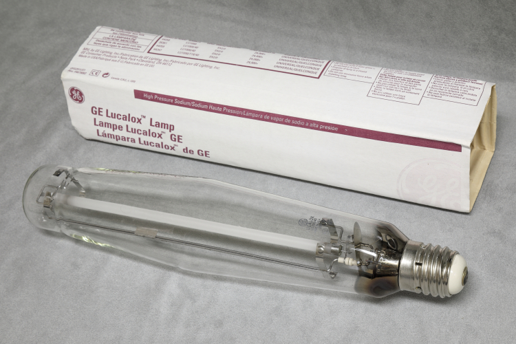 1000w GE Lucalox 
1 x 1000w US GE Lucalox SON-T lamp.

This is a high voltage lamp with a current or 4.7a at 250v.
Really long arc tube compared with the low voltage 1kW SON lamps!

