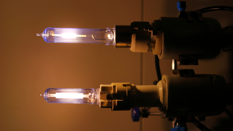 Philips SDW-T vs CPO-T
1 x 60w Philips CPO-TW CosmoWhite lamp vs 1 x 100w Philips SDW-TG "White SON" lamp.
Both lamps are a similar colour temperature of 2800k and 2500k but the White SON lamp has a better CRI of 80% compared with 70% for the metal halide lamp.
Of course the ceramic metal halide lamp blitzes the SON lamp in terms of efficiency and lifespan with 7200lm vs 5300lm and 32,000h & 9000h respectively.
