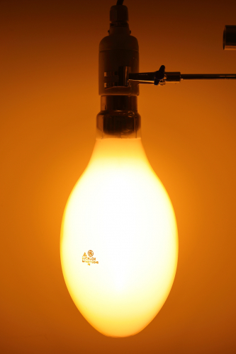 1000w GE Lucalox (Tungsram) SON-E: Full Power
1 x nice GE Lucalox branded Tungsram 1000w SON-E lamp.
Quite bright and with a lovely diffused glow!

Ran up to full brightness quite quickly but took an age for the voltage to come up.
Started with an awesome white colour typical of LUCALOX lamps.
