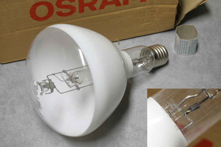 400w Osram HQL-R (MBF-R)
1 x 400w high pressure mercury vapour reflector lamp.
£2 eBay win.
Been after one of these for a while, specifically one with a clear front instead of a translucent version.
