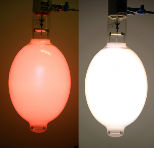 1000w Iwasaki EYE Multi-Metal MF1000A/BUH: Ignition & Full power
1 x 1000w Iwasaki EYE MULTI-METAL lamp a few seconds after ignition and fully ran up.
Nice and bright with a nice colour. Light is nice and soft compared with clear tubular lamps of this wattage.
