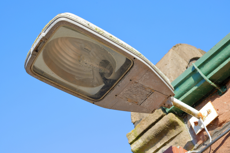 Blown up 150w Venture WhiteLux
While waiting at Helsby railway station, I noticed one of these nice Philips SGS203 lanterns had a 150w Venture White-Lux quartz metal halide lamp who's arc tube had exploded and punctured the outer envelope!
