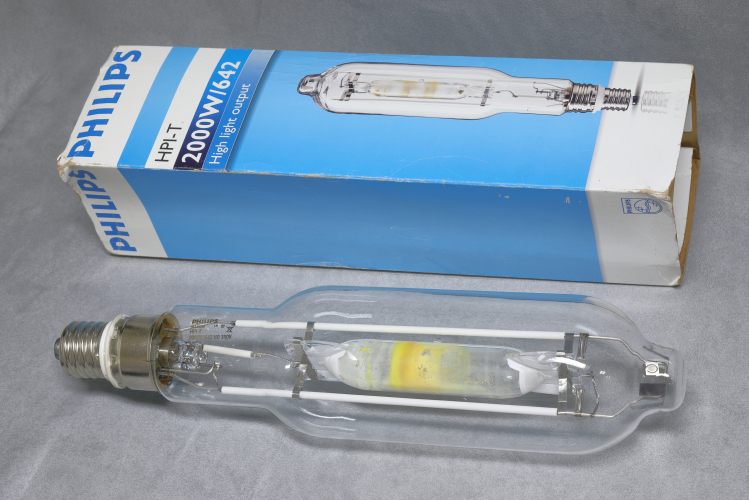 2000w Philips HPI-T HO 
 x large wattage Philips metal halide lamp in colour 642 for 380v control gear.

210,000lm
3800k (642 colour code?)
12,000h

