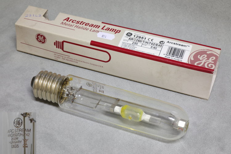 General Electric 250w Arcstream 742
1 x General Electric 250w tubular quartz metal halide lamp in colour 742.
Quite a nice lamp with a decent colour!
It's interesting to compare this lamp to an older UK made GE Thorn example that I have.

10,000h
21,000lm
4200k @ 70% CRI
