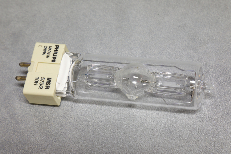 Philips 575w Broadway MSR/2
1 x 575w Philips Broadway single-ended non hot restrike quartz metal halide lamp for theatre, photographic and cinema use.

Has a lovely high CCT colour as well as good CRI.
Interestingly, this lamp has traditional looking electrodes unlike Sylvania examples that I have which has much more simpler looking ones.

1000h
47,000lm
6990k @ CRI73%
