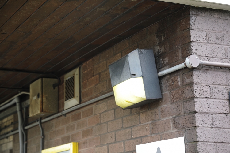 MBF still kicking.
Spotted these bulkheads at Broad Green railway station still burning MBF lamps.
Looks like some Designplan thing and the lamp in this one is a bit dim and green but it's great to see mercury lamps still in service...
