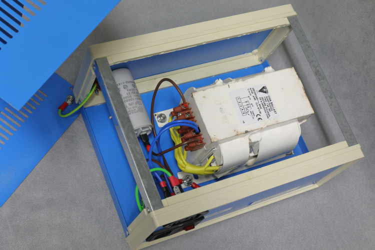 DIY 175w M57/H39 Control Gearbox for 240v 50hz: Internals.
Control gearbox for 1 x 175w mercury or metal halide lamp.

Nice big chunky CWA ballast.

All exposed metalwork earthed, bootlace ferrules, crimped & soldered spade and ring terminals, tri-rated cable... all the usual refinements.

Also handy for running 200w SLI/H Linear low pressure sodium lamps!
