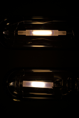 50w White SON: Philips SDW vs Iwasaki SDX 2
I decided to fire up and compare both a Philips 50w SDW-T and an Iwasaki EYE 50w SDX lamp.
It's interesting to compare these two lamps as they have quite different electrical characteristics and are quite physically different also.
Both lamps give off a lovely warm white colour with excellent colour rendering that is better than a lot of fluorescent!

This image shows the differences in the construction of the arc tubes better and it does show that the Iwasaki lamp appears to have a slightly cooler colour to it but this may be due to the much shorter arc gap and resulting brightness.
