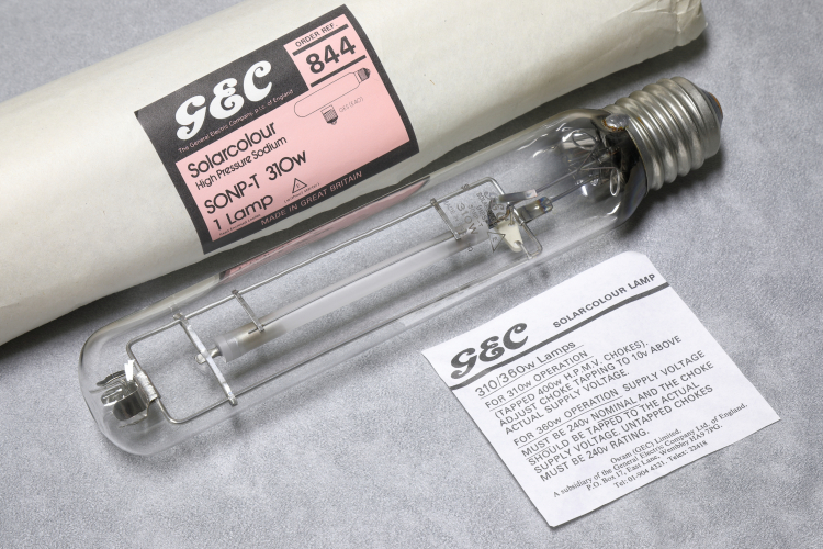 310w G.E.C SONP-T Solarcolour 
1 x 310w G.E.C SON lamp for use on 400w MBF choke with external ignitor.

It's interesting to note that this lamp has the support frame and ceramic bracket for mounting a snap starter on but the actual snap starting mechanism has been omitted in this case.

I love this style of G.E.C packaging tbh.

