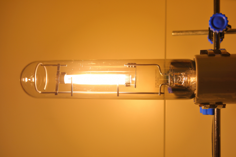 Osram 250w Vialox NAV-T Deluxe (UK): Full Power
1 x Osram 250w tubular clear deluxe high pressure sodium lamp at full power.
SON Deluxe lamps run at higher temperature and pressure than regular SON lamps and therefore have a slightly cooler colour temperature and a greatly increased colour rendering of 65%.
Some efficiency is sacrificed as the lamp has a slightly lower luminous output compared with regular SON.

