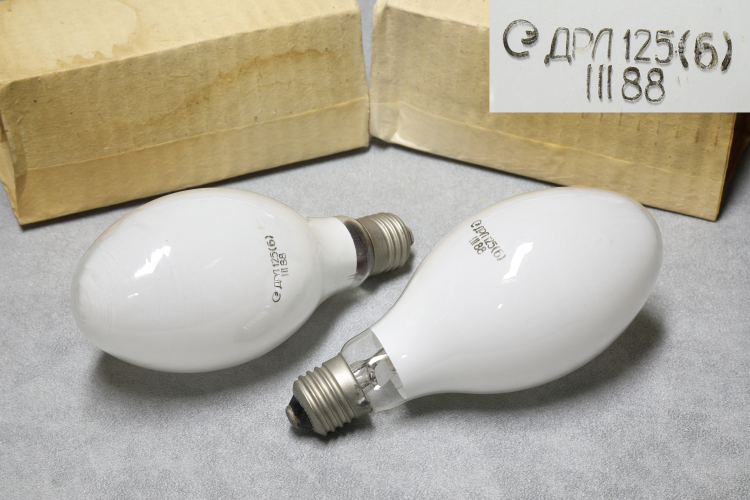 125w SPO Svetotekhnika DRL 125 (6)
2 x NOS coated 125w mercury vapour lamps from the USSR.
I believe these are meant for outside or utilitarian use only as the low figure of 6 represents the percentage of red light.
The glass seems to be quite thin on these with visible and tactile imperfections.
