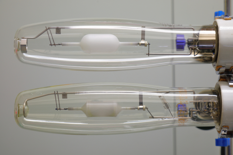 GE 400w Constantcolor CMH-TT 830: Old vs New
2 x General Electric 400w tubular clear high wattage ceramic metal halide lamps in 3000k flavour.
Guess which is the new and which is the old model?
