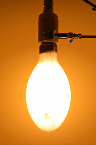 Osram 310/360w Vialox NAV-E Mercury Retrofit: Full Power
1 x 310/360w Osram elliptical coated high-pressure sodium lamp designed to replace 1 x 400w high-pressure mercury vapour lamp on the existing control gear which gives a significant increase in luminous flux and a small energy saving.

This lamp has an internal snap starter for ignition and goes off with a nice ping.

This lamp is quite bright and has a lovely golden yellow colour. 

10,000h
34,000 / 38,000lm
310 / 360w
110 / 120v
3.4 / 3.7a
