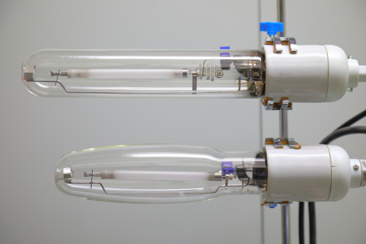 GE 400w Lucalox: U.S.A vs Europe
Two General Electric 400w Lucalox tubular clear high-pressure sodium vapour lamps.
The top one is made in Hungary and the bottom lamp is made in the US.

It's interesting to note the differences between the pair, from the obvious outer envelope shape, the shorter overall length, the different LCL and the more subtle differences such as a different style of end plug on one end of the arc tube.
The arc tube is properly centred in the Hungarian lamp at least.
