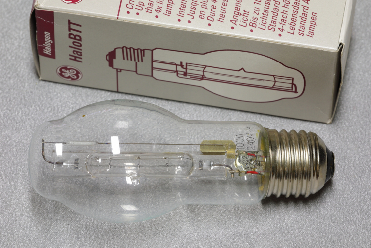 GE 100w BTT Double-Jacketed Halogen 
1 x 100w GE double-jacketed tungsten halogen lamp.

Like the original Thorn design, this features a quartz backbone to support the filament which allows a universal burning position.
[url]http://80.229.24.59:9232/gallery/displayimage.php?pid=4118[/url]

It's interesting to see a Ballotini fuse mounted on the support frame.

100w 240v
1350lm
2850k
4000h
