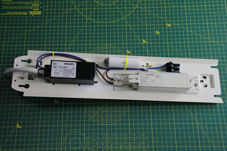 Philips FGS224 SOX Conversion: After 1
Completed geartray.
Doesn't look too bad. PFC mounting is temporary as I've ran out of the T8 fluorescent lamp clips that I usually use.

