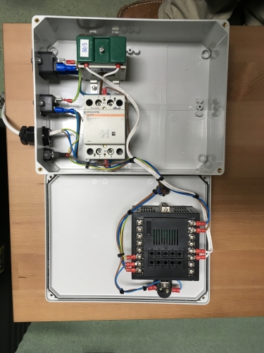 DIY power meter guts.
A view inside showing the wiring.
A bit cramped and messy but it was just thrown together lol.
There is a big contactor doing all the work with the associated current transformer for the meter. The conductors that carry the main load are 2.5mm.
