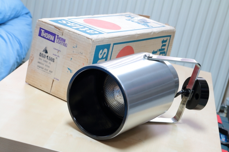 Thorn DSD 150S Mk10 "Darklight" PAR38 spotlight.
New-old-stock from the early 1970's.  Proper retro fitting! 

 1 x atlas / Thorn surface spotlight fitting for PAR 38 lamps of up to 150w. 
 This is a very well built and chunky fitting with a very nice lacquered brushed aluminium finish.

 The wiring in this is very nice and has a proper ceramic E27 socket so I might use this with PAR CMH lamps :)

