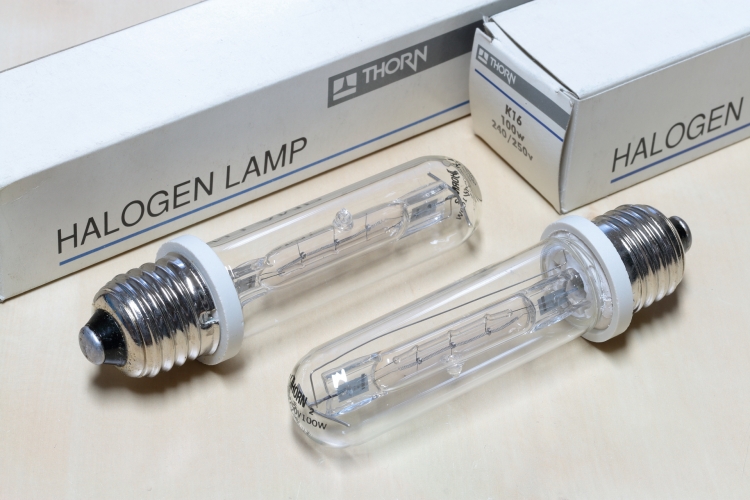 Thorn 100w K16 Halogen
One of the first halogen retrofits developed as a direct replacement for GLS incandescent lamps.
It features an innovative quartz backbone filament support. This allows universal burning operation as previously all linear tungsten-halogen lamps had to be burned horizontally.
The lamp features a Bromine & Iodine atmosphere in order to achieve a 4000 hour lifetime with such a fine filament.
 The quartz burner is cemented into a ceramic base and enclosed in a soda lime glass outer envelope.



