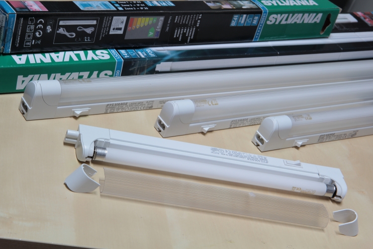 Sylvania LS200 T5 Under-shelf fittings.
Plastic under-shelf luminaires for T5 lamps.

These have been in use since the 15th of November 2013.
They are in use practically all day being switched on in the morning and only turned off after midnight when everybody goes to bed. As a result the lamps are banding up nicely :)

Got a couple each in 21w, 14w and 8w flavours to replace the nasty T4 things I had before that used proprietary sized lamps... bastards!

Judging by the startup behaviour I reckon they have Philips Matchbox ballasts in them.
