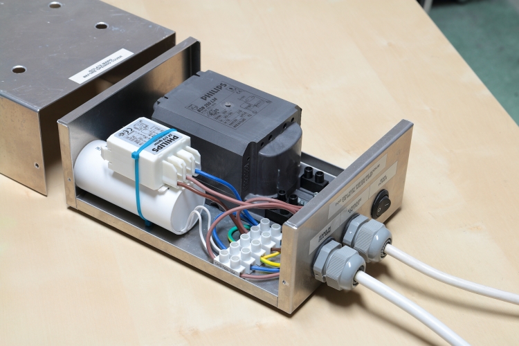 DIY 250w SON/MBI Gearbox 
Gearbox that I chucked together so I can test 250w SON or MBI lamps.
Ballast is a chunky BSN 250 L34 and the ignitor is an SK 578 which I was never happy with mounting like that but meh... it works!
