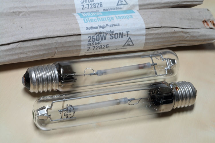 Thorn 250w SON-T
Two new-old-stock Thorn 250w high-pressure sodium lamps.
Date code: 72
