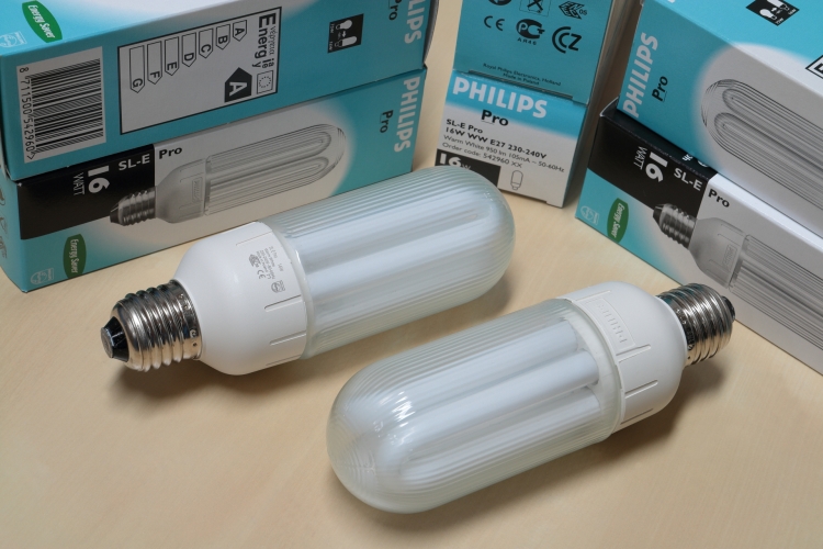 Philips 16w SL-E Pro
The best Electronic CFL ever made?
Certainly feel very solid!

Got a full box off eBay quite cheaply from the infamous "hrconsult9". All arrived in once piece despite just being sent in the manufacturers box.

2700k
950lm
10,000h


