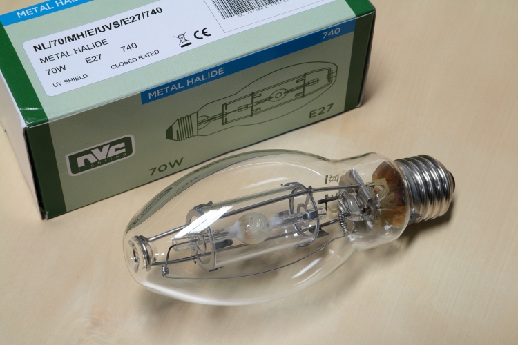 NVC (Venture) 70w MBI-E/P
Interesting little protected arc tube quartz metal halide lamp from NVC.
Not sure who makes these for NVC but the construction looks decent.

4000k
15,000h
5300lm
