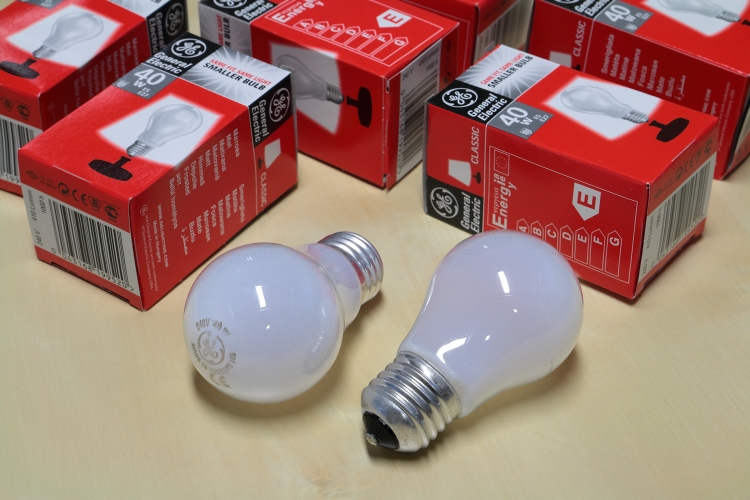 GE 40w Classic.
Decided to put incandescent in all of my table lamps again :)
These things are tiny :) 
