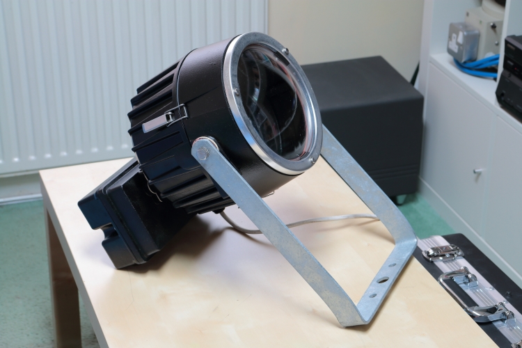 Thorn OSQ 150 narrow-beam projector floodlight
New-old-stock Thorn OSQ 150 for 1 x 150w G12 metal halide lamp.

A narrow beam high intensity projector with IP54 optical and gear compartments, cast aluminium, black finished body and black cast-aluminium wiring box.
Ideal for highlighting high tower installations, where powerful illumination with excellent colour rendering is required.
Used in isolation, the high intensity narrow beam is ideal for lighting architectural features without wasteful spillage of light on to surrounding details. Variation in beam achieved by a choice of front glass.

The same body is also used for the OQ1000 which uses a 1kW CSI PAR64 lamp.
