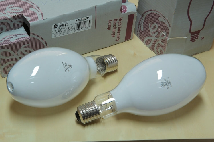 400w GE Kolorlux MBF/U
Two 400w GE Kolorlux mercury vapour lamps.
Made in Hungary. Great, dependable long lasting lamps.
They have a very nice colour and have an awesome deep red run-up from the phosphor.

20,000h
4000k
22,500lm
