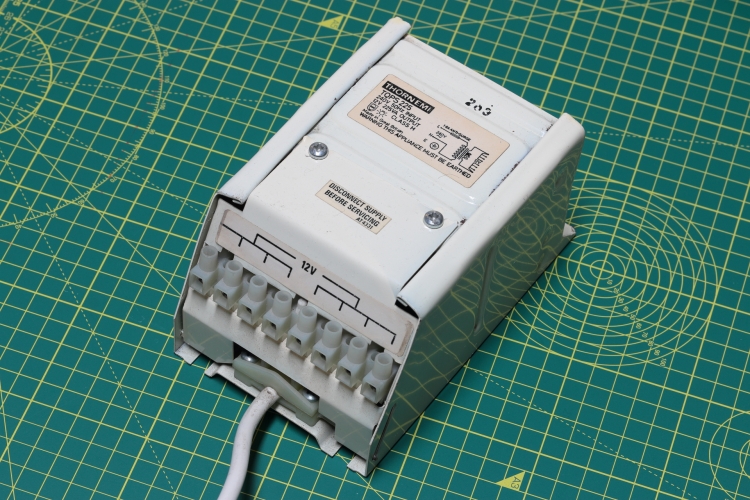 Thorn 225VA 12V lighting transformer
Nice big chunky 12v transformer for low voltage tungsten halogen lamps.
Should be able to kick out a few amps :)
