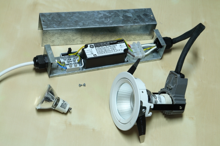20w MR16 CMH Downlight.
Recessed downlight for 1 x 20w CMH MR16 lamp.
GE Electronic ballast.

Would love to get a few of these up in my house! 
