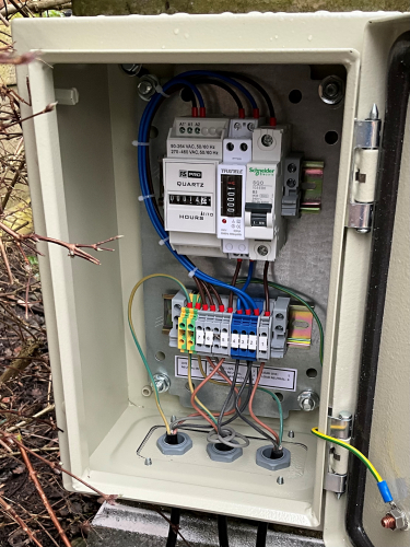 First hours on the clock.
On Sunday afternoon, I replaced the Thorn Gamma 6 on my back patio with another lantern and while I was at it, I thought I may as well add some meters to see how much energy it uses and how many hours it runs for.
This was on Monday morning a few hours after the lamp had switched off.
It seemed to use about a kilowatt in 14 and a bit hours which means the total system power of the 50w SON lamp plus gear is about 70w.
Probably a bit high but then again my voltage is quite high at 248v during the day and as high as 253 at night!

