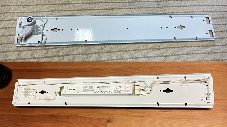 Cheap LED weatherpack geartray fluorescent conversion.
I was bored so decided to get a very cheap twin two foot weatherpack from eBay which was wired for LED tubes and then put it back to fluorescent.

It's not ideal as the lamps get cooked but it kept me entertained for an hour...

The fitting is very cheap & nasty! Has stainless bowl clips though!
