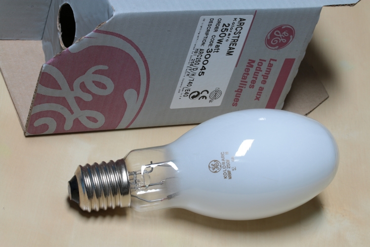 GE 250w Kolorarc MBIF/H
NOS UK-made 250w metal halide lamp. 
Gives off a nice colour!

4000k
10,000h
21,020lm
80% CRI
