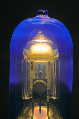 70w Osram PowerStar HQI-T/WD: Full Power
1 x 70w Osram PowerStar single-ended quartz metal halide lamp in 3000k flavour at full power.
Quite a nice compact lamp with a nice colour and plenty of red.
