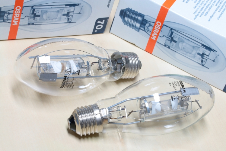 Osram 70w Powerstar HQI-E/P
70w protected metal halide lamps for open luminaires.
Perfect for use in converted domestic lights!
Very nicely built lamps and they are heavy! 
Made in the US too.

3100k
5200lm
9000h
