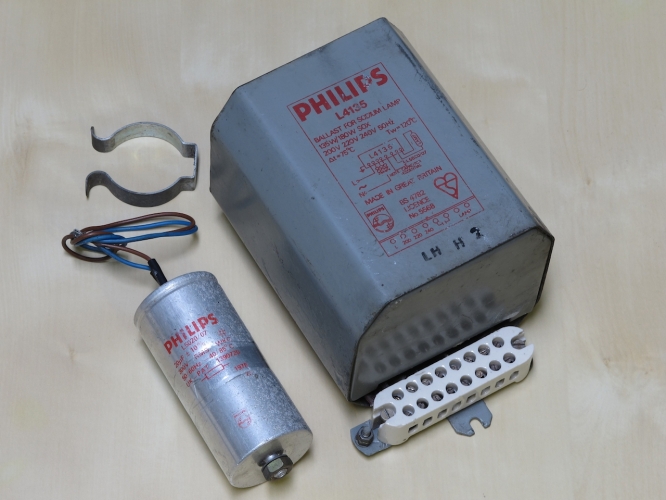 Philips L4135 135/180w leak transformer
Big heavy leak transformer for 135 or 180w SOX lamps.
Could probably survive a nuclear attack.
20uf 300v capacitor essential for operation.
Old pic from 2013!
