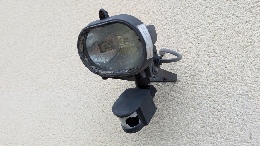 Philips Floodlight 35w CDM Garden Install
Original 120w halogen floodlight from when the house was built 11 years ago. 
