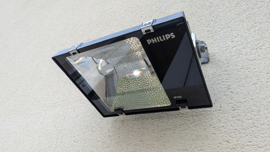 Philips Floodlight 35w CDM Garden Install
Replaced finally the  120w halogen floodlight on the back fo my house for a Philips floodlight 35w CDM T.

The Philips was originally from marketplace which Nick collected for me ony behalf. 70w SON T magnetic ballast originally converted to 35w CDM T magnetic ballast running at a total of 51w from ballast lost. 

I set the beam to not shine above the fence line of the neighbours and with CDM T the lamp is set back more, throwing more light towards one side of the garden rather than towards the fence.
