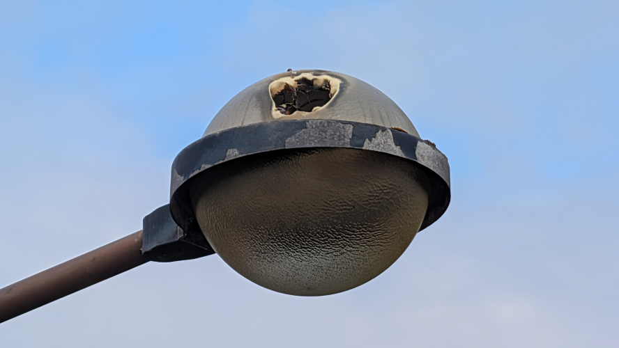Urbis Aramis cooked
These being installed in around 1993 were all fitted with the famous Urbis ignitor, around late 2000s many of these were burnt out, despite some with big holes like this example they were left up and repaired! Only to be mostly replaced for Ovia LED lanterns
