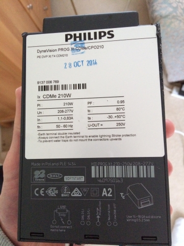 210w philips Cosmo Ballast
Spotted a knock down Urbis Evolo 3 the other day and went for a closer look today to find the 210w gear and lamp holder were all there, besides sat in the rain the ballast still worked
