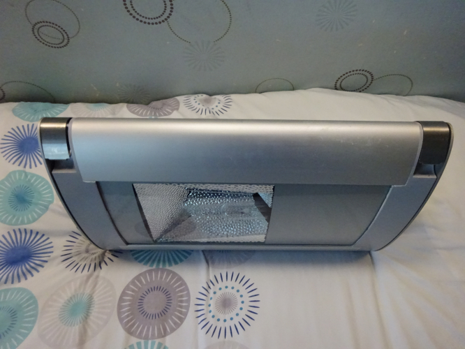 Se-Lux Geo Oval
2004 or thereabouts, a 10 year old me used to go with my mother to a shopping centre called Merry Hill in Dudley, and that year they chose to have some landscaping and renovations done. Included in those works was of course the street lighting, and it was these Se-Lux Geo Ovals they used, running either 150w MH or 70w MH. Even then I really loved their ultra modern appearance, and they never really aged as the years passed.

Last year they decided to begin further alterations, having a new tramway station built on the embankment between a road and the canal. This meant a number of these columns and lanterns were in the way and needed to be removed. Unfortunately my efforts to add one to the collection proved unsuccessful.

That is until a fellow collector showed and sold me this NOS example, an infinitely better example to have than a used one. Its incredibly well made, even to the point where it has a hydraulic strut to keep the canopy open for servicing. But one thing that did take me by surprise was just how heavy the thing is, made more awkward by its very modern and sleek design meaning moving it around is a bit of a pain.

Of course to light it I shoved a MH lamp in it, and as expected it fired up and ran beautifully. With this being added to the collection, its yet another, as well as one of the last childhood lanterns I need to complete the collection.
