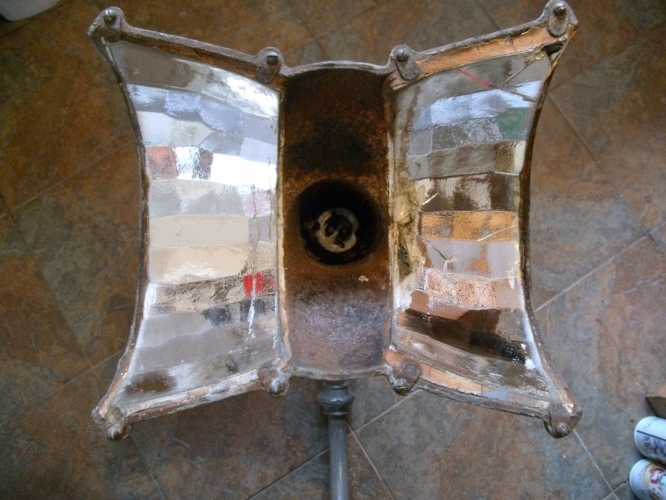 Revo C8873 Magnalite
Dating to the 30's, these were made as a direct competitor to the more commonly known ESLA lantern, however to get round ESLAS multi mirror patent, Revo instead moulded entire curved pieces of glass. This means any damage is impossible to repair.
