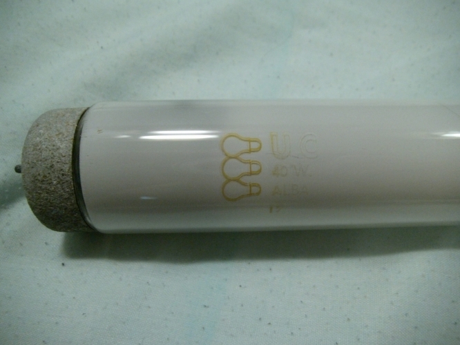 UC 40w T12 tube.
A chance grab from the tip 07/06/2014 comes this ultra rare UC tube from 1959. It was made by Luma and sold through the British Co-op stores in the 50s - 60s, the trade mark being the 3 gls lamps. UC stood for United Co-op and appeared also on GLS lamps in a linked logo.
