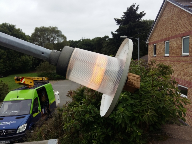 Gamma 6
Recently relamped some private columns, one of which was this Wide Brim Gamma 6. It still had its original 70w SON lamp from the early 2000s. This is unusual to find one with a glass tefractor ring fitted. Not surprisingly all 4 columns worked with new lamps only!
