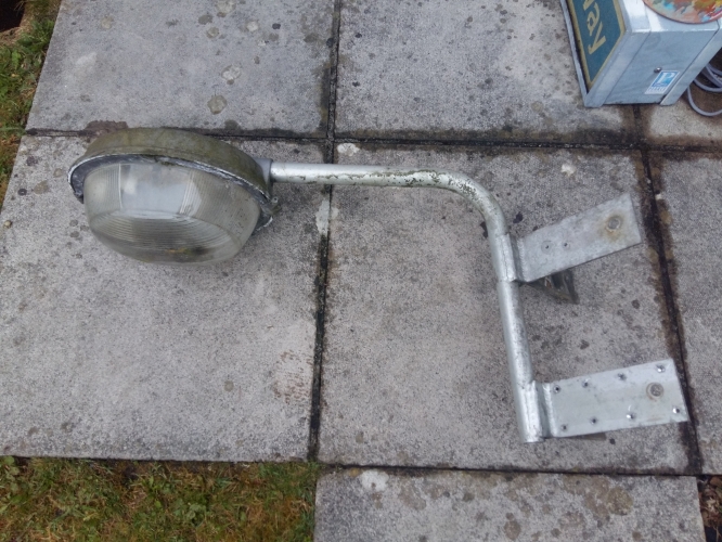 Thorn Beta 7
Also on offer at the meet is this Thorn Beta 7 on its Thorn aluminium corner bracket. Glass bowl is complete but has a slight crack. Carries an E27 lampholder. Get in touch if you are interested. 
