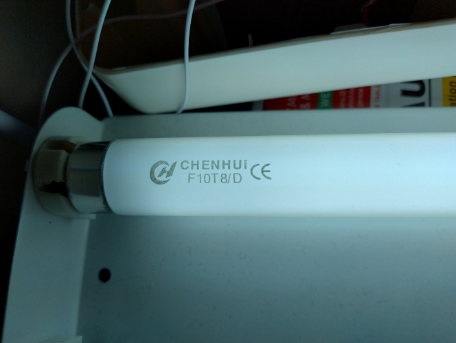 T8 F10 D
Rare here in the UK, T 8 10w tubes.
I guess we now know what the CH stands for. These are not shielded
