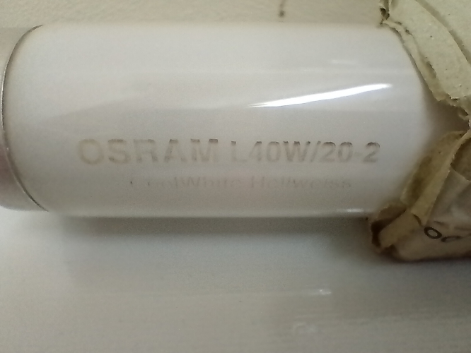 Osram 40w cool white
Osram 2 foot 40w does not say where made, so I am not sure who made this one
